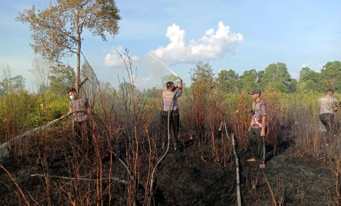 Polisi Sigap Tangani Kebakaran Lahan di Manduhara