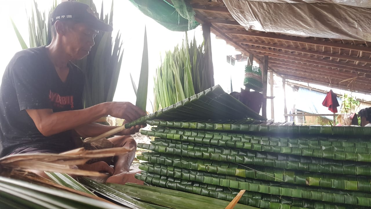 Asa Pengrajin Daun Nipah Kobar Saat Pandemi