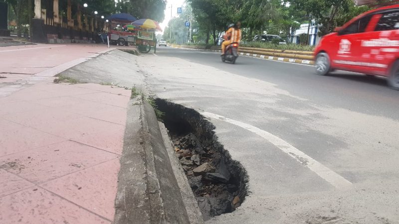 Tepi ruas Jalan HM Rafi'i yang berlubang tampak belum mendapat perbaikan, saat dipoto Rabu (23/6). 