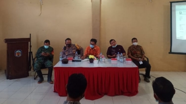 Camat Murung H Fitrianul Fahriman saat memimpin rakor, Kamis (3/6). 