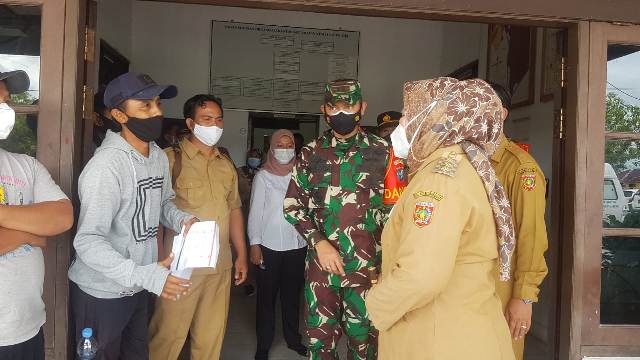 Bupati Kobar Hj Nurhidayah saat berdialog dengan sejumlah FKPD ketika meninjau vaksinasi di Kecamatan Kumai, Selasa (29/6). 