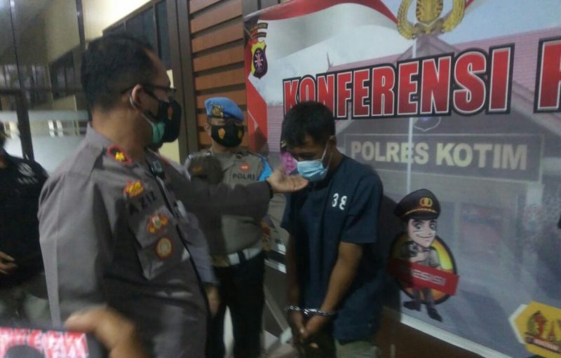 Wakapolres Kotim Kompol Aziz Septiadi saat mengintrogasi pelaku, Senin (12/7/2021). 