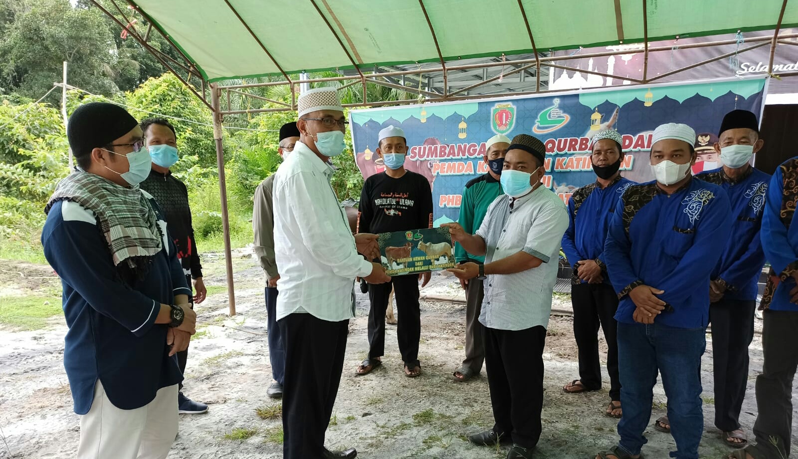 Sunardi Serahkan 16 Ekor Sapi Kurban