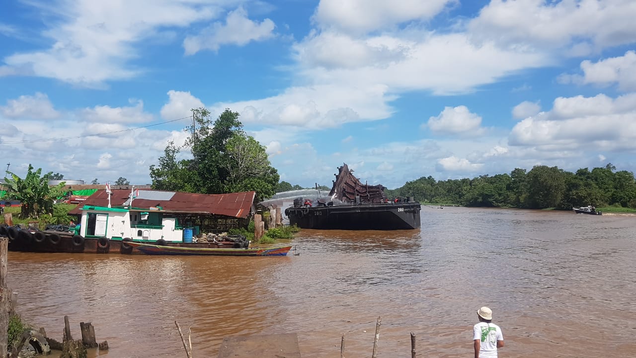 Tongkang Bermuatan Formalin Meledak