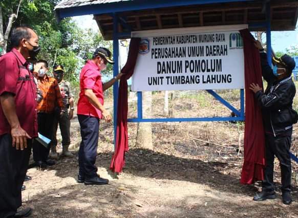 Bupati Mura Perdie M Yoseph saat meresmikan layanan air bersih di Kelurahan Tumbang Lahung. 