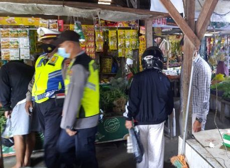 Anggota Polresta Palangka Raya saat patroli perketat prokes kepada pedagang, Sabtu (28/8). 