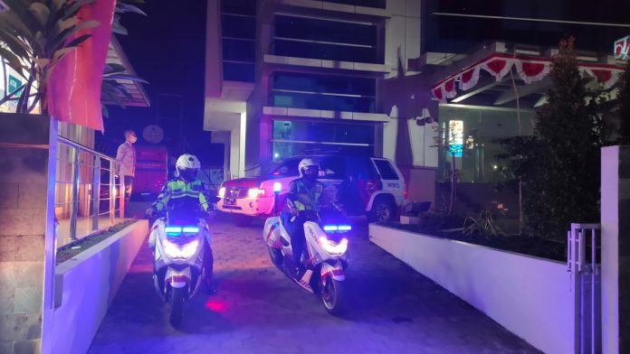 Anggota Satlantas Polres Kotim saat patroli di Kantor Perbankan, Selasa (10/8) malam. 