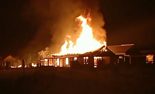 Kobaran api saat melahap rumah warga RT 16 Kelurahan Baru, Kamis (26/8) pagi. 