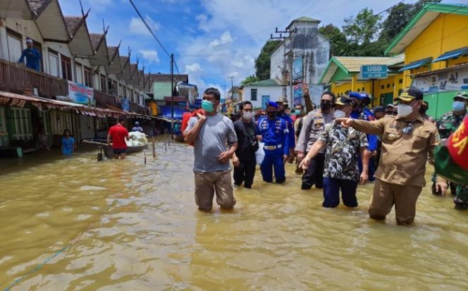 Gubernur Kalteng Sugianto Sabran saat meninjau musibah banjir yang terjadi di Kecamatan Mentaya Hulu Kotim, Rabu (8/9). 