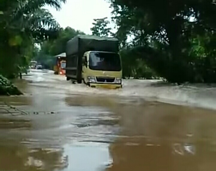 Ruas Jalan KM 107 Rungau Raya Direndam Banjir