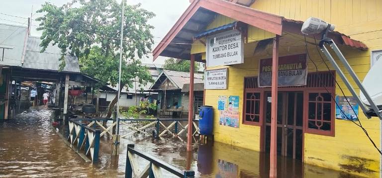 Banjir saat merendam kantor desa Tumbang Bulan dan rumah warga, Minggu (26/9/2021). 