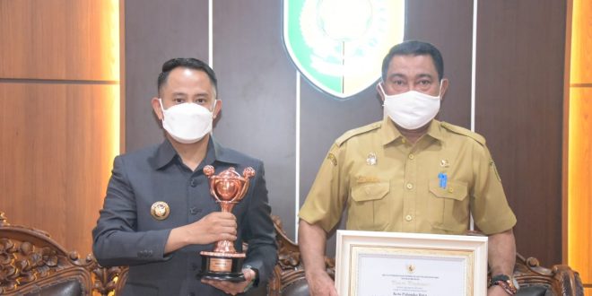 Wali Kota Palangka Raya Fairid Naparin saat menerima penghargaan APE, Senin (27/9). 