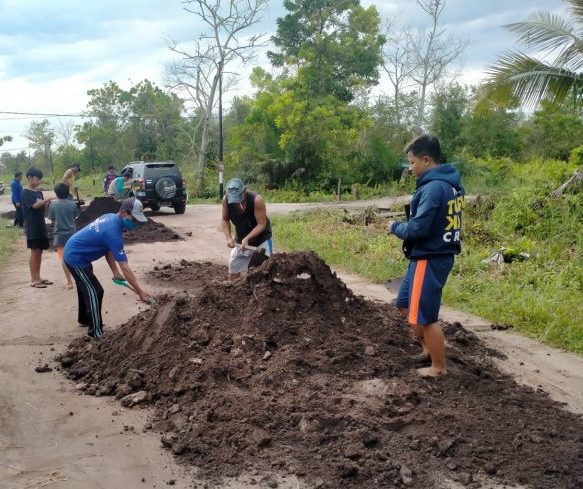 Wali Kota Bantu Tanah Uruk untuk Perbaikan Jalan
