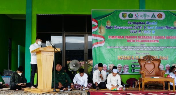 Wali Kota Palangka Raya Fairid Naparin saat menyampaikan sambutannya, ketika menghadiri maulid Nabi Muhammad SAW di Yayasan Ponpes Nurululum, Sabtu (23/10). 