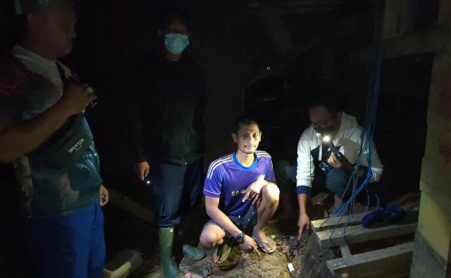 Tersangka saat ditangkap anggota Polsek Mentaya Hulu, Rabu (27/10) malam. 