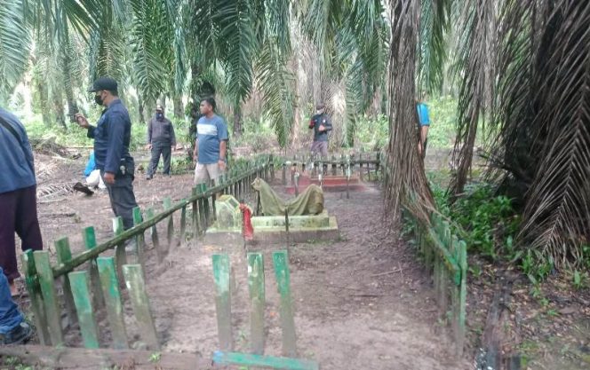 Kondisi makam saat berada di tanah yang bersengketa antara ahli waris dengan perusahaan perkebunan sawit PT KIU, Minggu (31/10). 