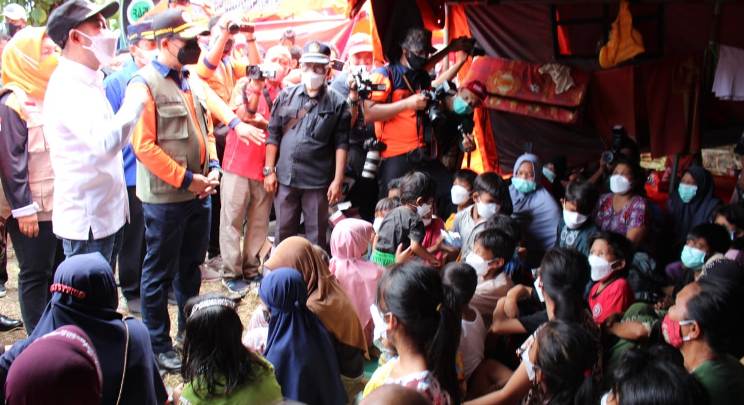 Kepala BNPB RI Mayjen TNI Suharyanto saat meninjau korban banjir di Posko Pengungsian di Palangka Raya Minggu (21/11/2021). 