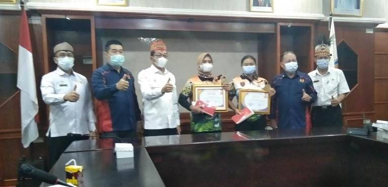 Bupati Berikan Bonus Dua Atlet Dayung Mura