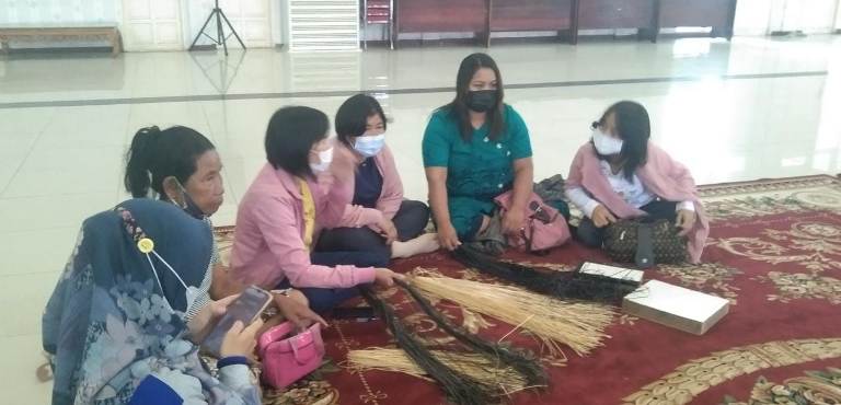 Diperindagkop Mura Beri Pelatihan Pengrajin Rotan