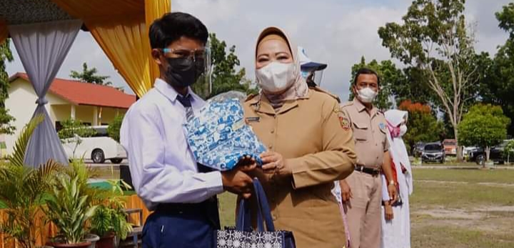 Bupati Kobar Serahkan Baju Seragam Gratis