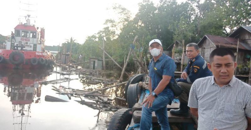 Rombongan Komisi IV DPRD Kotim saat meninjau lokasi tongkang menabrak lanting. 