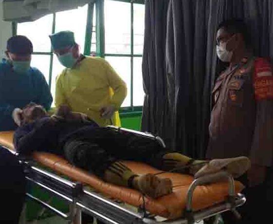 Jasad korban saat dievakuasi ke rumah sakit seusai ditemukan, Jumat (3/12). 