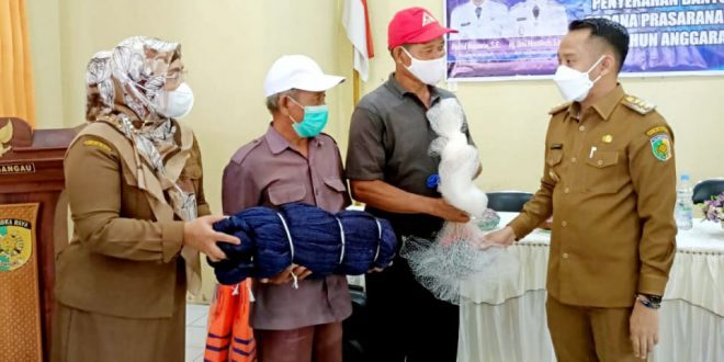 Nelayan Bereng Sehati Terima Bantuan Alat Tangkap Ikan