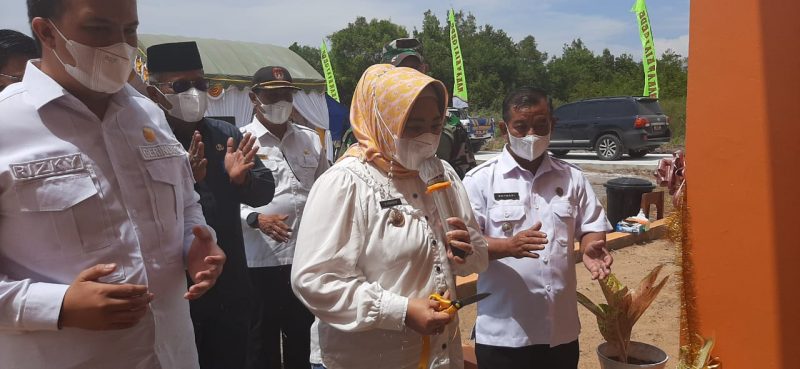 Bupati Kobar Hj Nurhidayah saat meresmikan Kantor Kecamatan Kolam, Rabu (2/2). 