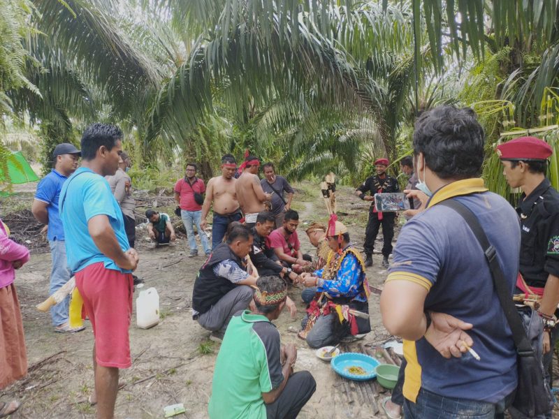SIDANG ADAT - Kademangan Kecamatan Lamandau menggelar sidang adat sebagai buntut pembukaan paksa Lompang Begawar.