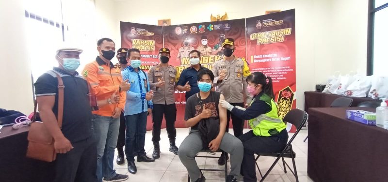 Kapolres Kobar AKBP Bayu Wicaksono didampingi Kepala Cabang PT KPC Nurdin saat meninjau vaksinasi karyawan PT KPC Sabtu (5/3). 