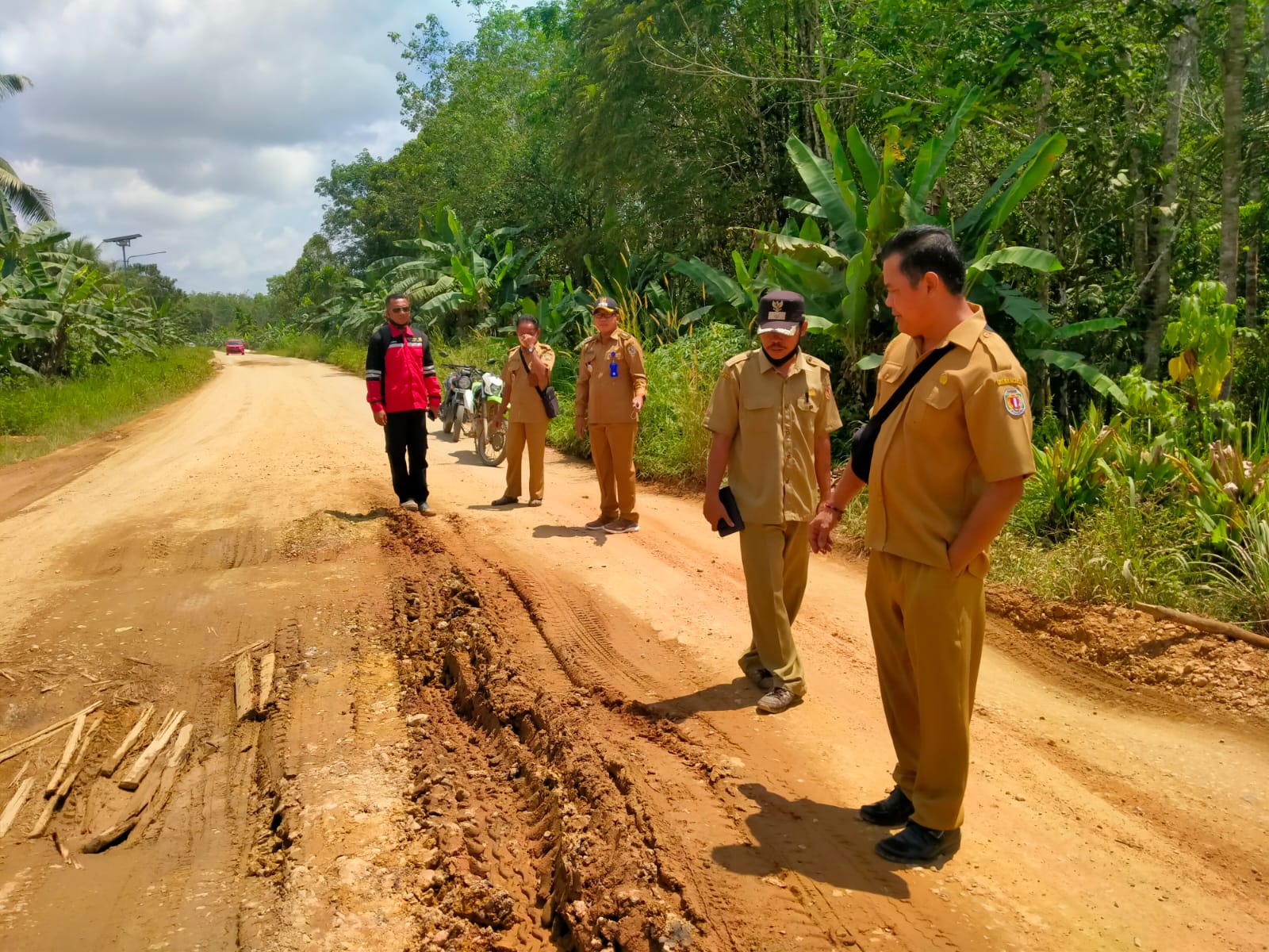 Camat Katingan Tengah Tinjau Kerusakan Jalan Akses Dua Desa