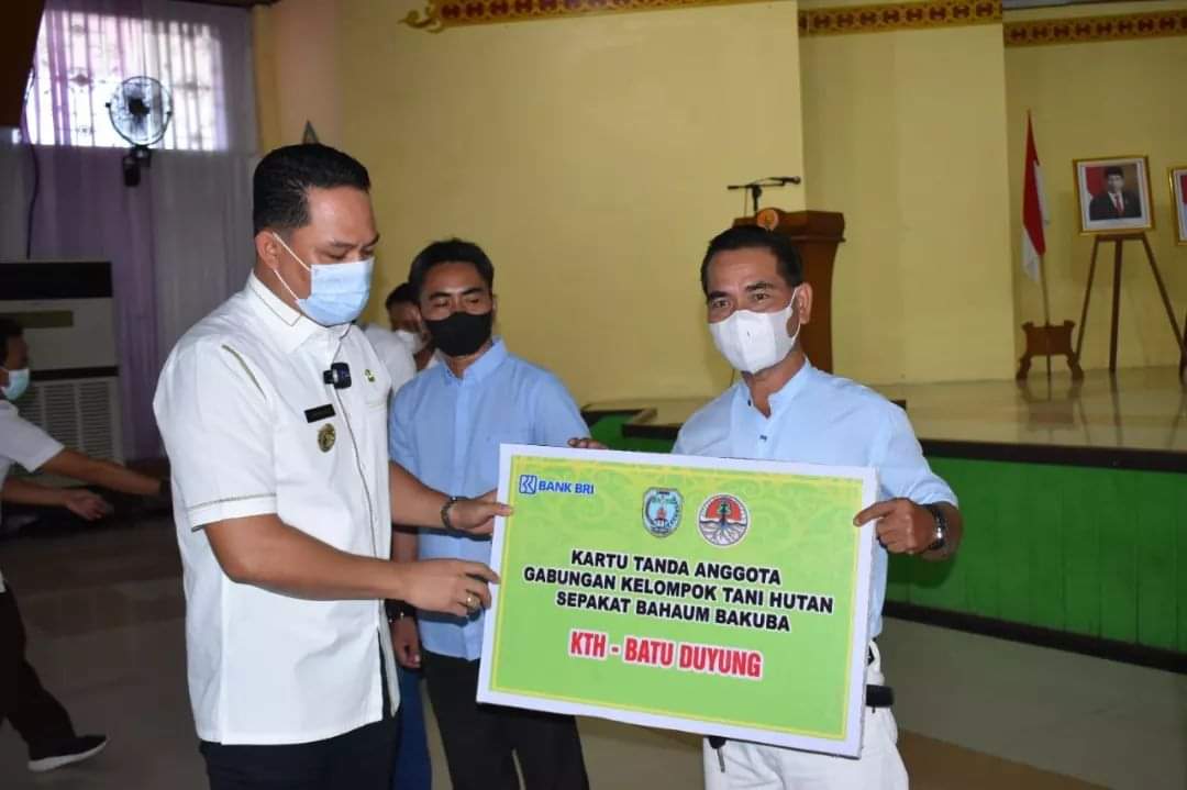 Bupati Salurkan SHM Hutan Kemasyarakatan