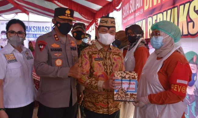 Bupati Kapuas dan Kapolda Tinjau Vaksinasi Massal