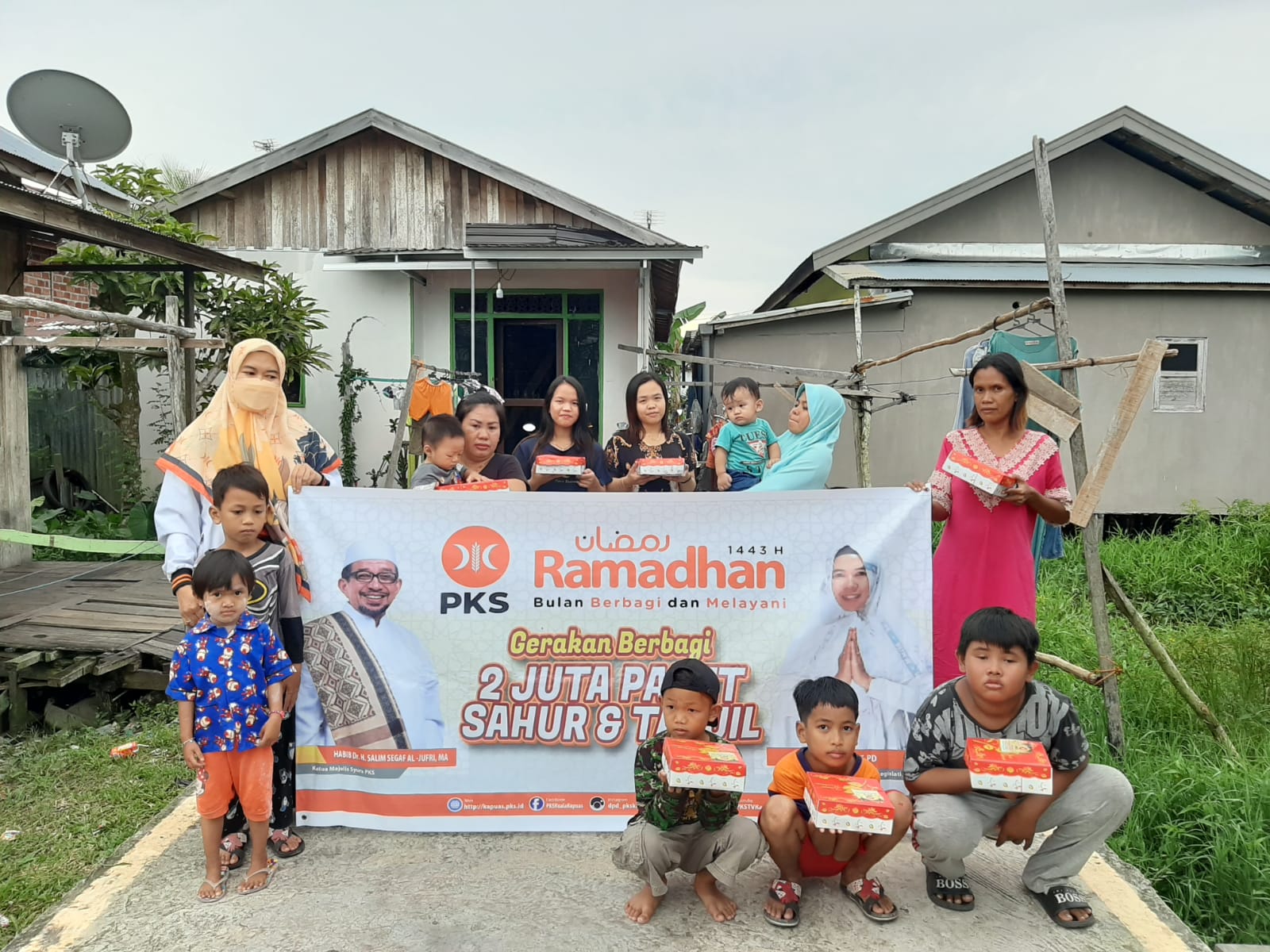 Srikandi PKS Kapuas Berbagi Nasi Kotak dan Takjil ke Warga