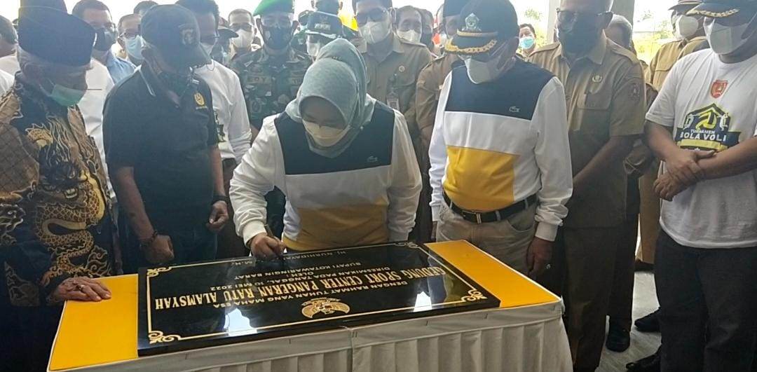 Bupati Kobar Resmikan Gedung Sport Center 