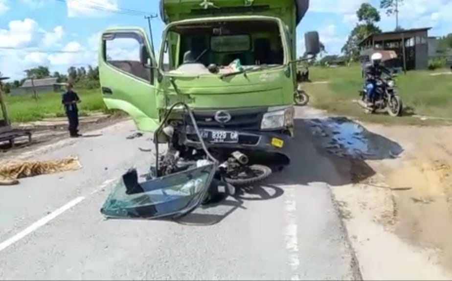 Tabrak Truk, Pemotor Tewas di tempat 