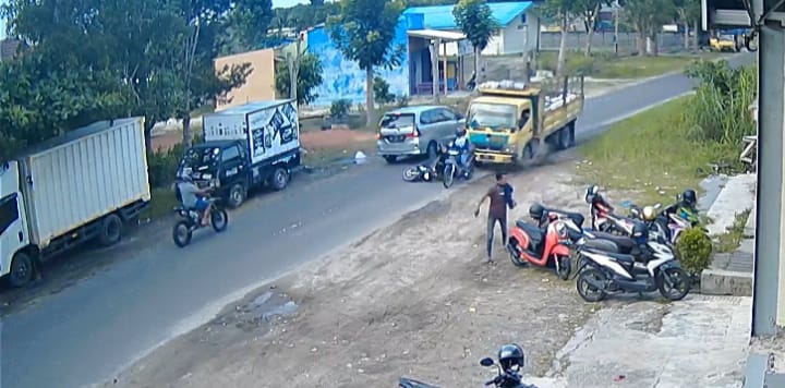 Ditabrak Truk, Pemotor Terkapar