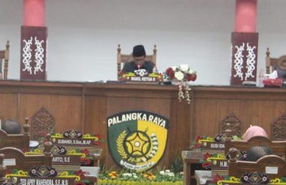 Wakil Ketua DPRD Kota Palangka Raya Basirun saat memimpin rapat paripurna. 