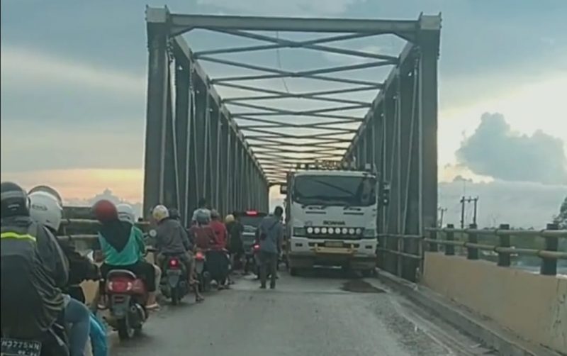 Foto : Arodi - Puluhan pengendara saat terjebak macet di ruas  jalan Jembatan Arut saat dilintasi truk fuso, Senin (27/6) pagi. 