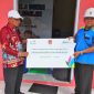 Petugas PLN saat memperlihatkan papan plang program TJSL berupa rehab perpustakaan desa di Kabupaten Kobar. 