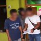 IST- Anggota Satresnarkoba Polresta Palangka Raya saat mengamankan pelaku, Jumat (24/6) sore. 
