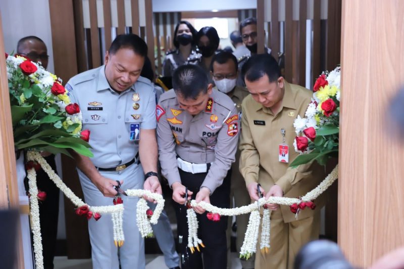 Tim Pembina Samsat Tingkat Nasional juga telah meresmikan gedung Sekretariat bersama sebagai Command Center Samsat Nasional yang bertempat di Gedung Utama Korlantas Polri, Pancoran, Jakarta Selatan pada 21 Juli 2022. Foto : Ist