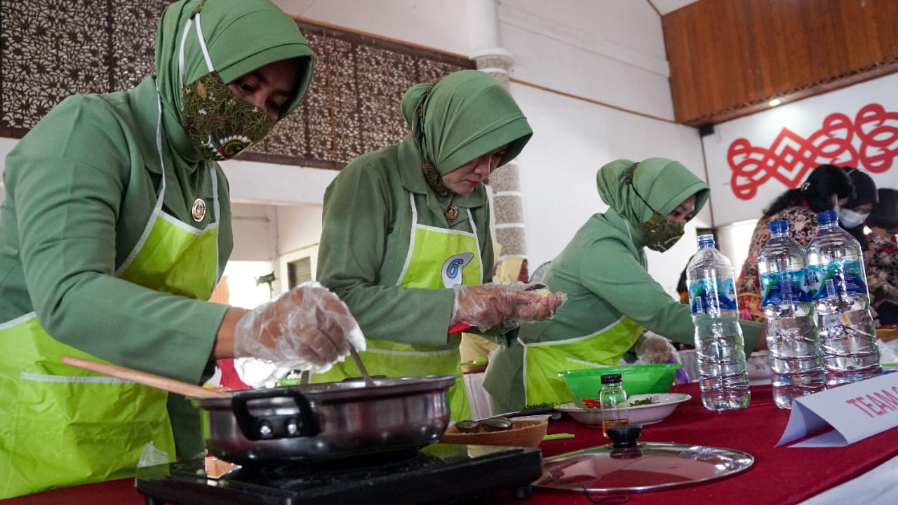 Puluhan Organisasi Wanita Ikuti Lomba Masak dengan Kompor Induksi