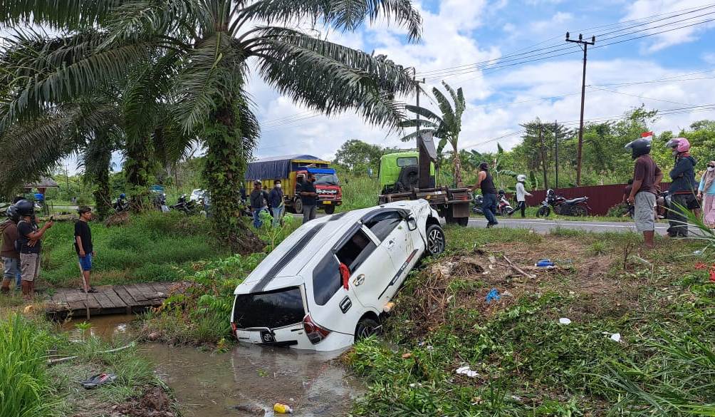 Avanza Membawa Rombongan Peziarah Tercebur ke Parit