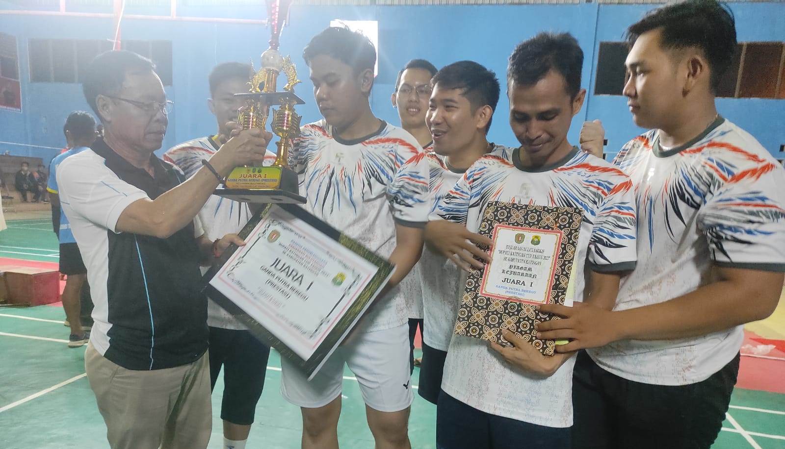 Bupati Katingan Tutup Turnamen Bulutangkis Bupati Cup