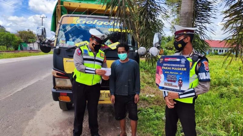 Anggota Satlantas Polres Kotim saat mensosialisasikan tertib berlalu lintas sekaligus membagikan masker kepada  sopir truk, Sabtu (10/9/2022).  kemarin. (FOTO : IST)