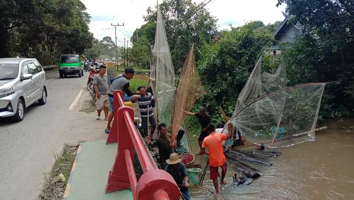 Sejumlah warga Kasongan saat menangkap ikan di anak sungai Katingan ketika memanfaatkan momen banjir melanda Kabupaten Katingan, Jumat (16/9/2022). (FOTO : Isnaeni) 