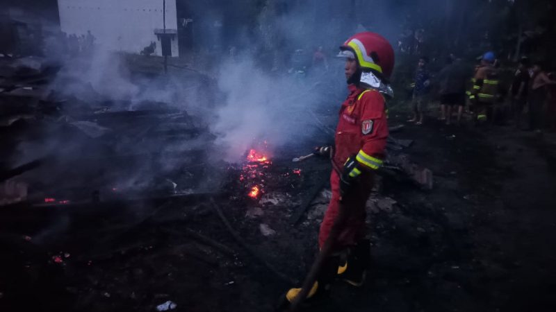 Petugas Damkar Katingan saat melakukan pemadaman api bangunan barak yang terbakar di Kereng Pangi, Senin (20/9/2022). (FOTO : Isnaeni). 