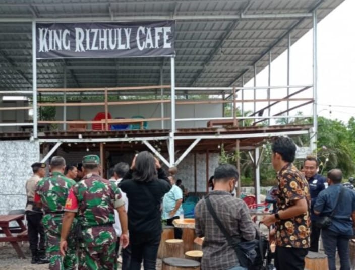 Petugas gabungan saat mendatangi Kafe Rizhuly Rabu (29/9/2022). 
