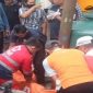 Petugas PMI Kotim dibantu warga saat mengevakuasi jasad korban, Senin (26/9/2022). (FOTO : IST). 